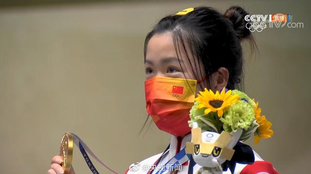 奥运首金获得者杨倩在领奖台上比心