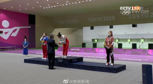 奥运首金获得者杨倩在领奖台上比心